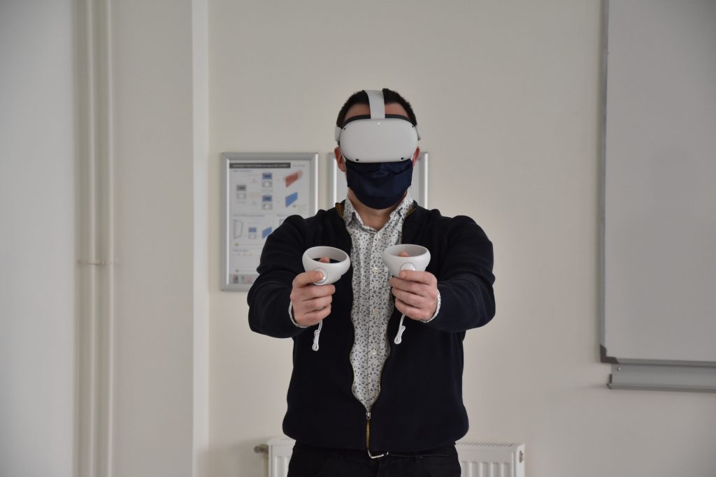 Un membre de la DCN avec un casque de réalité virtuelle sur la tête